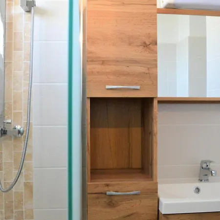 3 Pieces Avec Parking, Animaux Admis, - Fr-1-251-374